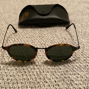 Ray Ban RB2447 Round Fleck Sunglasses